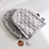 2 gants démaquillants à l'eau - coloris au choix