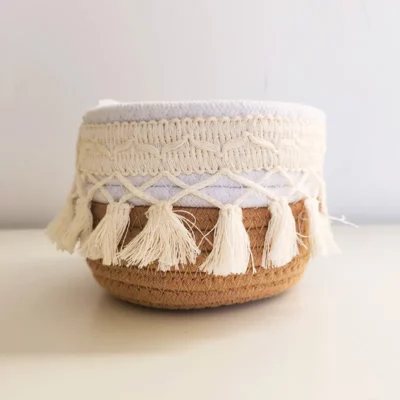 Panier blanc et marron à franges
