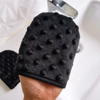 2 gants démaquillants à l’eau – Noir